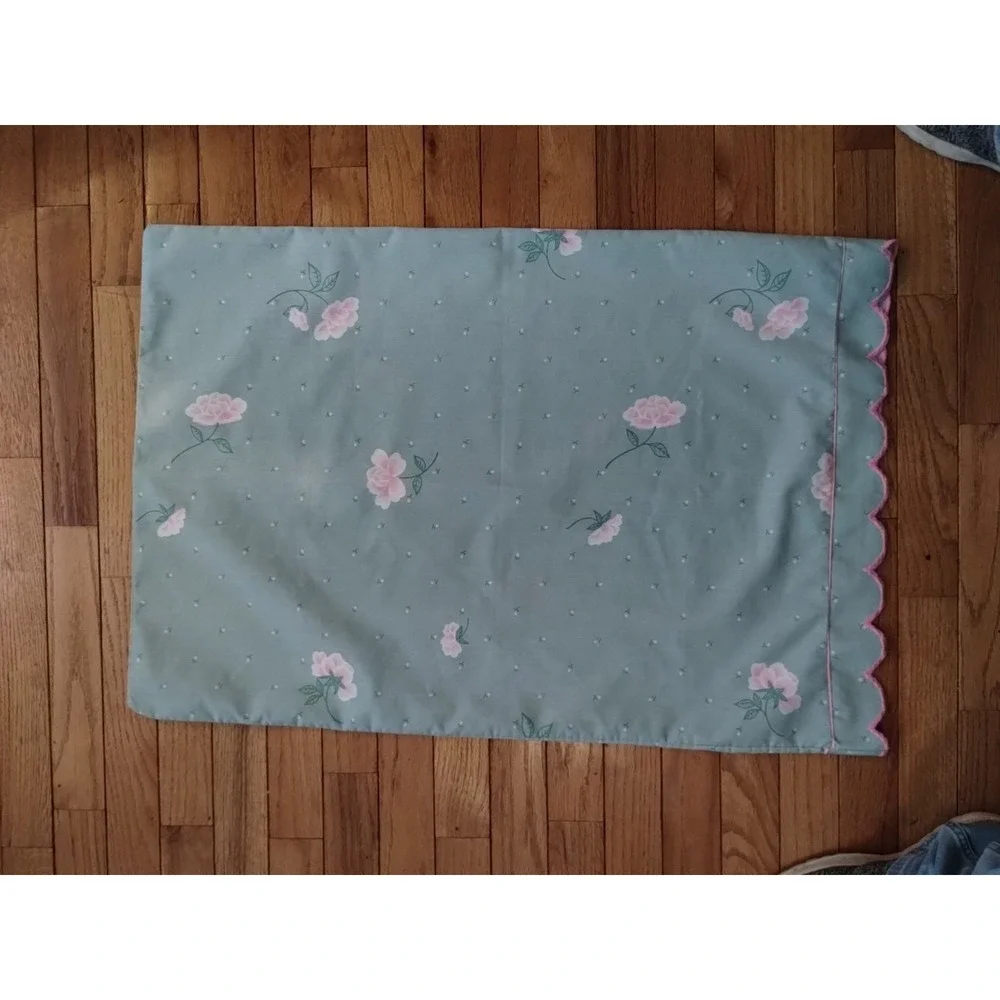 Set Of 2 Vintage Pillowcases Scalloped Edge Rose Bud Floral Print 30